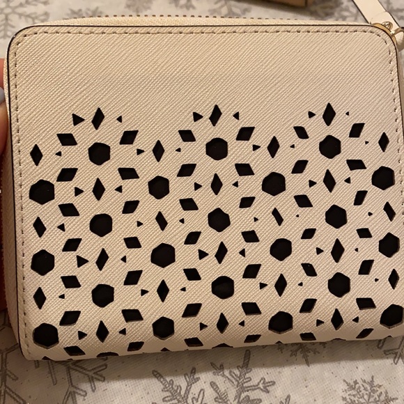 White cutout Kate Spade wallet - Picture 3 of 6